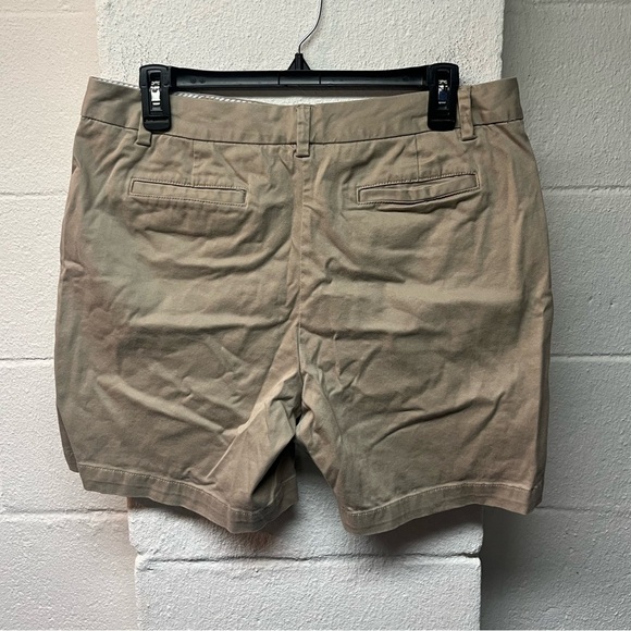 Lands' End Women's Khaki Shorts. Size 10 - Picture 2 of 4